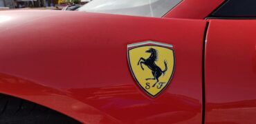 Ferrari : le logo de la marque sur les flancs d'une voiture