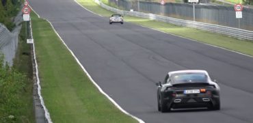 La Porsche Taycan (électrique) roule sur le Nürburgring.