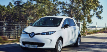 Renault Zoe sur une route entourée d'arbres