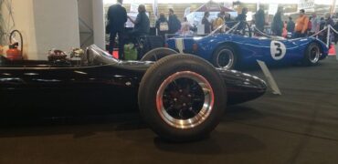 Une monoplace et un prototype Crosslé lors du salon Epoqu'Auto