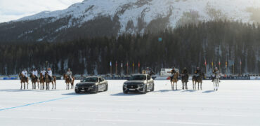 Maserati Levante et Quattroporte Royale entourés de cavaliers de polo