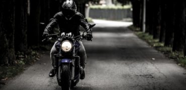 Moto : un motard dans un tunnel