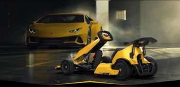 Lamborghini NineBot GoKart Pro faisant face à une autre voiture de la marque