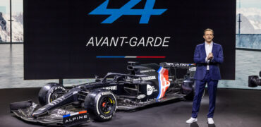 Alpine : L'A521 de Formule 1 et Laurent Rossi (PDG de la marque) sur scène pendant la présentation du plan Renaulution