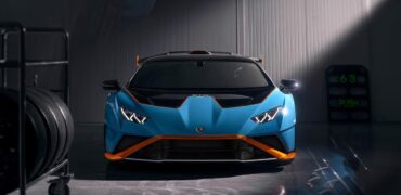 Lamborghini Huracan STO dans un garage au milieu d'objets de course (Crédit - Lamborghini Media Center)