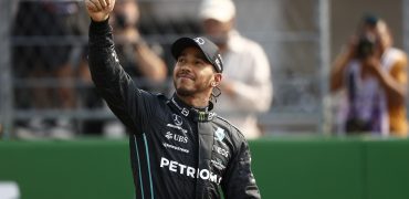 Lewis Hamilton drifte avec une Nissan Skyline en plein Tokyo !