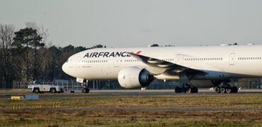 Vidéo : stupeur à CDG, un engin s'embrase alors qu'il tracte un avion d'Air France