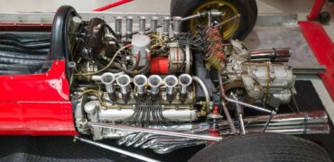 top moteur v12 georg-eiermann-unsplash (1)