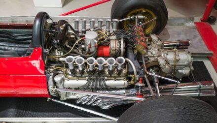 top moteur v12 georg-eiermann-unsplash (1)